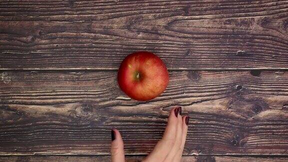 女人吃红苹果-停止运动