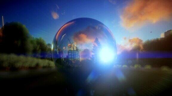 透过玻璃球看到的日落美景