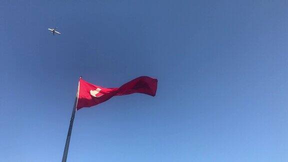 土耳其国旗和飞机在一个晴朗的日子
