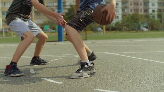 青少年在体育场上打篮球