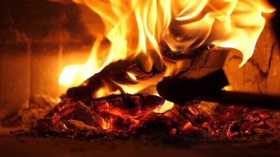 在一家披萨店烤炉里燃烧着木头准备做披萨