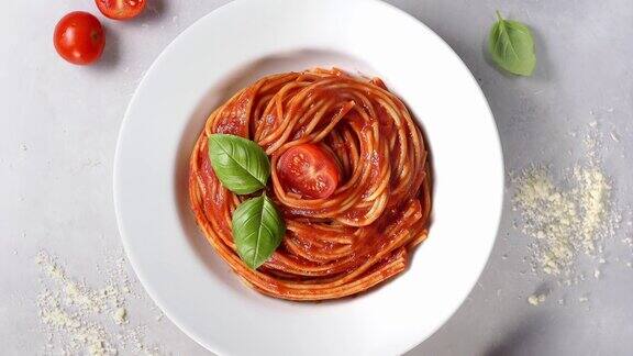 意大利面加番茄酱俯视图面背景
