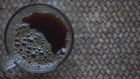 木垫上的黑咖啡