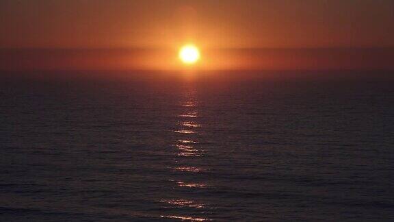 大西洋上的红色日落
