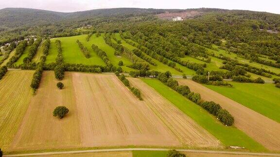 夏末无人机飞过Rhön的小块田地