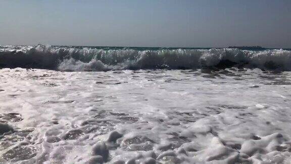 大浪破碎特写