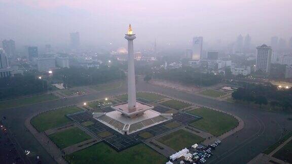 黄昏时分浓雾笼罩着雅加达国家纪念碑