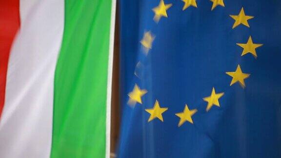 风中飘扬的欧洲和意大利国旗(HD)