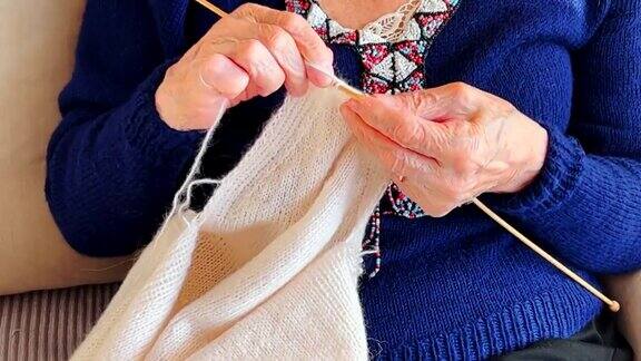 在家织毛衣的老妇人