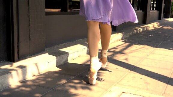 芭蕾舞演员沿着街道跳舞的鞋子的特写