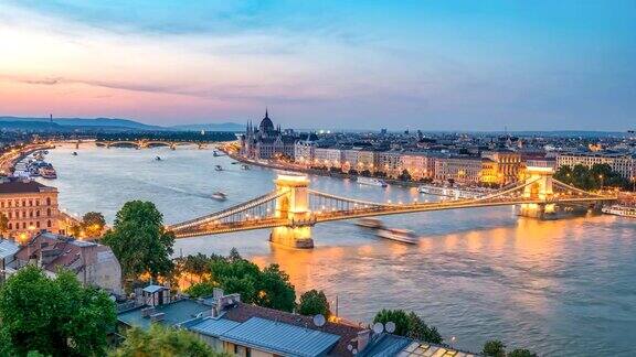 布达佩斯城市在多瑙河上的日日夜夜流逝匈牙利布达佩斯4K时间流逝