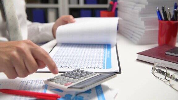 商人工作和计算读和写报告办公室职员桌子特写企业财务会计概念