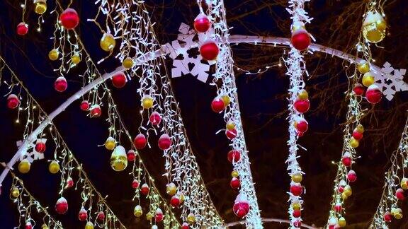 圣诞树上有新年花环和圣诞装饰品一颗红星街上有气球