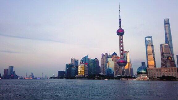 上海市中心摩天大楼的从中国外滩步行街可以看到