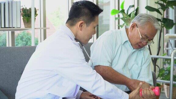 亚洲老年人在康复中心进行物理治疗