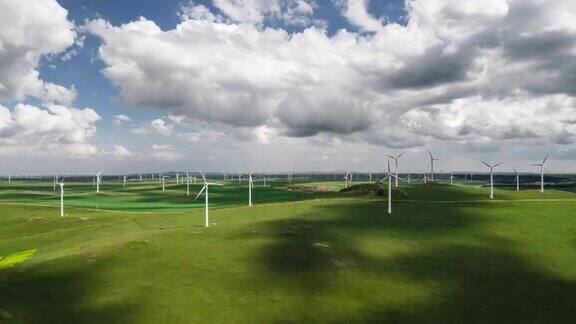 TD俯瞰草原上的风力涡轮机农场