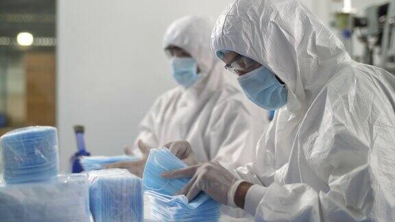 防护口罩工厂生产线的工人进行质量控制