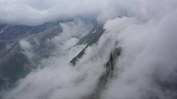 谢弗勒山脉的云景