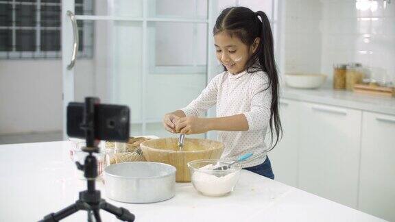 小视频博主在家庭厨房拍摄和直播烘焙教程