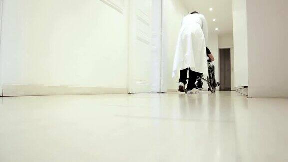 轮椅上的病人被抬过医院的走廊