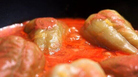 辣椒塞在炖锅里番茄酱特写烹饪蔬菜炖