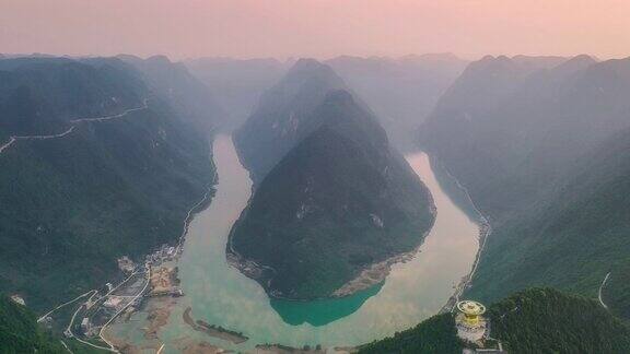 红水河在山里转了个大弯