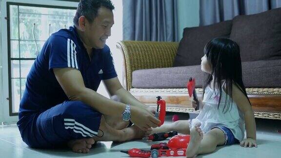 快乐爸爸陪女儿玩工程师教育