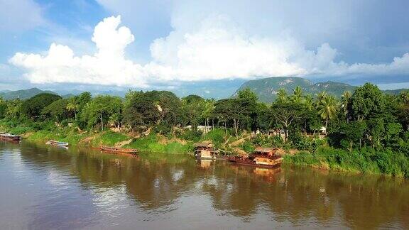 湄公河岸边停泊着一些船只