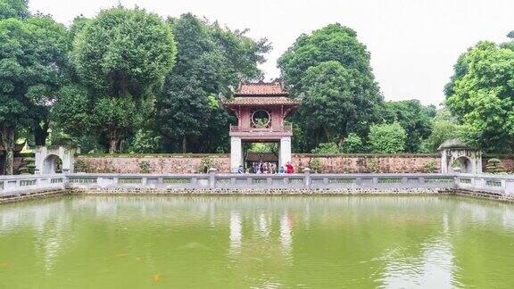 宁静的场景与池塘的古庙寺庙的文学河内越南时间流逝视频