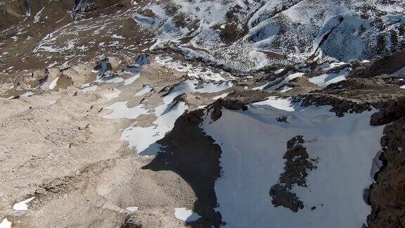 飞越雪山山脊和潜入山谷空中FPV无人机镜头位置:LasLeñas阿根廷