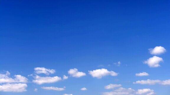 time-apse:蓝天中的云朵