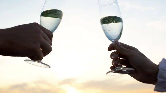 男人和女人在夜空下碰杯浪漫的约会爱