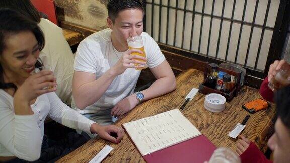 年轻朋友在东京酒吧喝酒