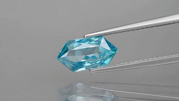 天然宝石蓝色锆石精致的镊子切割