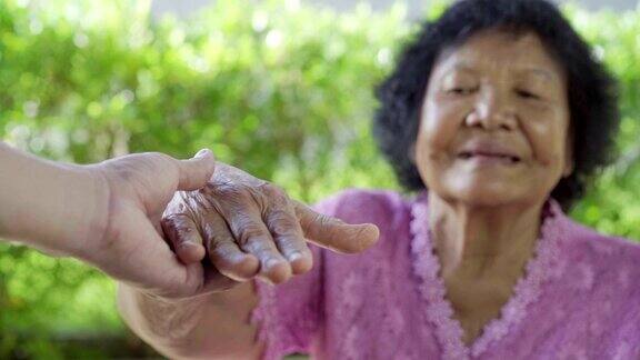 老女人牵着年轻女人的手