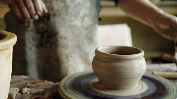 陶工是在陶轮上制作陶器