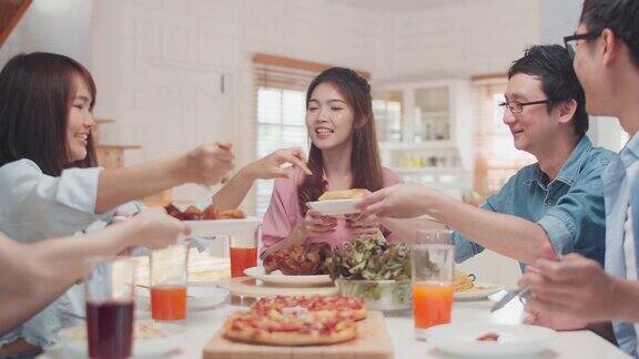 快乐的亚洲朋友一起在家里吃食物朋友用餐