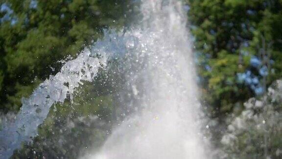 水滴在喷泉中以180帧秒的慢动作跳跃