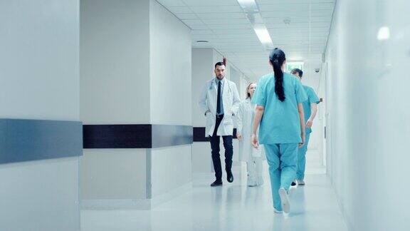 一队医生和护士走过医院走廊