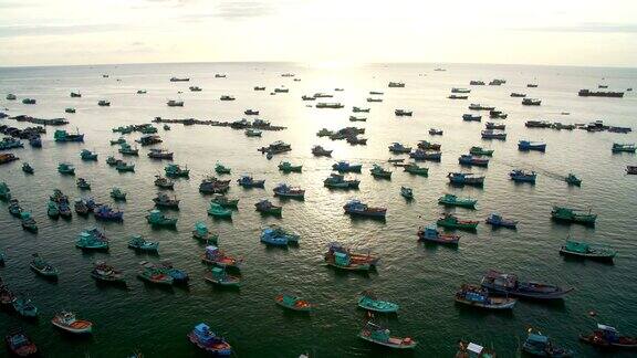 海岸附近的海里有许多渔船