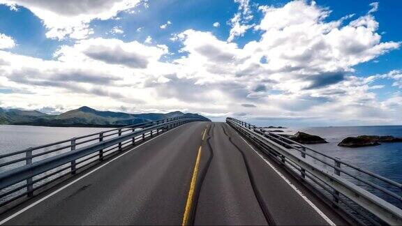 在挪威公路上行驶欣赏沿途风景