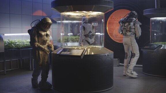 宇航员和机器人检查植物孵化器