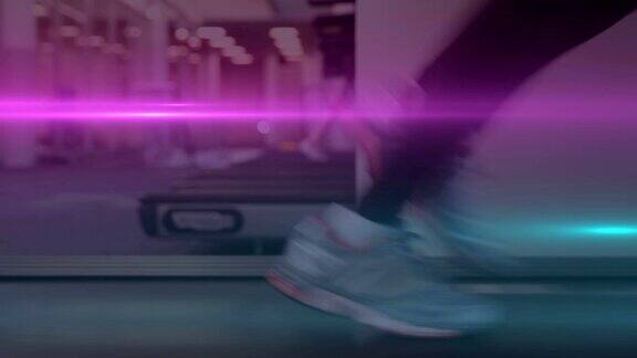 在健身房跑步机上跑步的女人的腿的动画光线在前景中移动