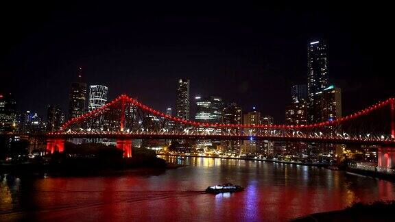 夜间拍摄的渡轮和布里斯班的故事桥
