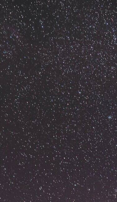 夜间星空背景延时拍摄自然发光星星的夜景陨石小径时间推移流星轨迹在夜空背景垂直镜头延时视频银河系