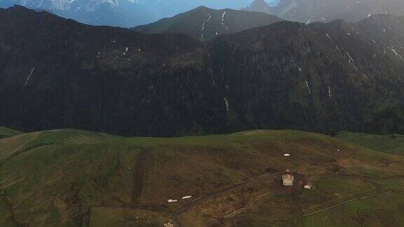 无人机拍摄的意大利阿尔卑斯山的一家山间酒店