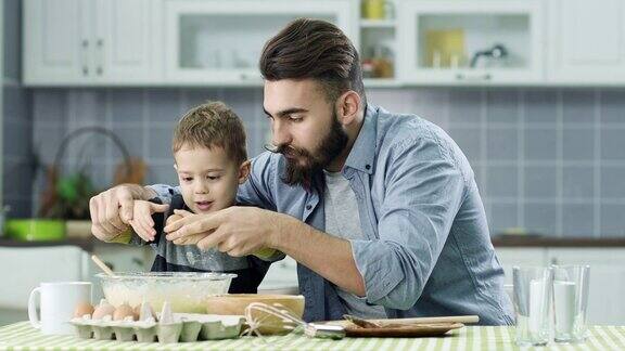 父亲和儿子在厨房