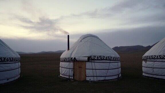 吉尔吉斯斯坦孙库尔湖附近的蒙古包风景