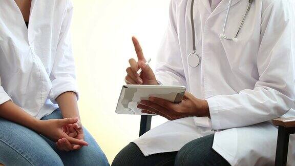 保健医学理念医生精神病医生咨询妇科女性疾病用手指平板显示器向患者讲解在颈部戴听诊器治疗医院的医生