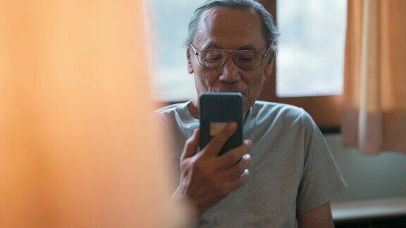 老年人使用智能手机进行社交媒体和网上购物